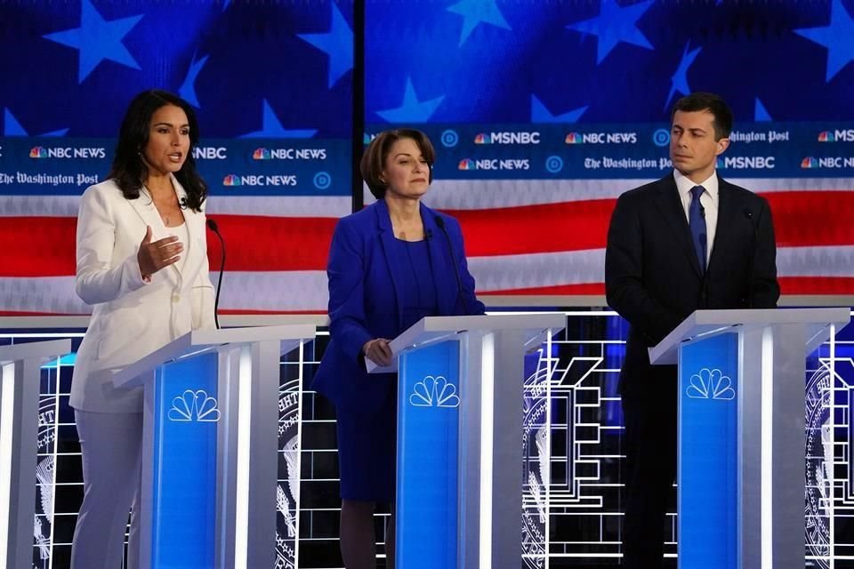 Tulsi Gabbard, Amy Klobuchar y Pete Buttigieg durante el quinto debate presidencial