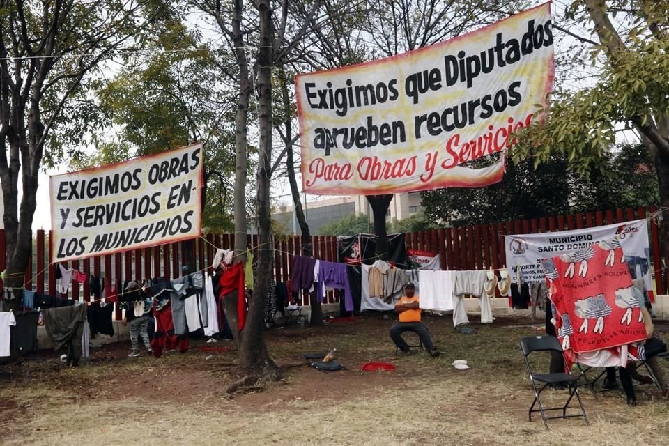 Campesinos reforzaron sus campamentos luego de la respuesta negativa del Gobierno y la bancada mayoritaria de Morena a sus demandas.