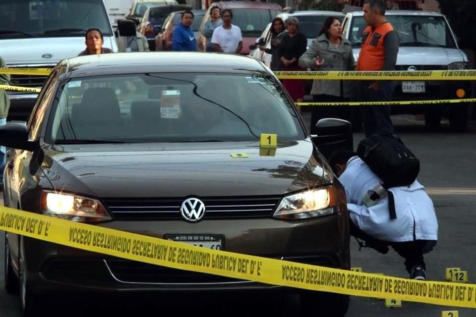 La víctima iba a bordo de un Volkswagen Jetta y fue atacado cuando se encontraba detenido en la esquina de Eusebio Guajardo y Tercera Cerrada de Guadalupe Victoria.