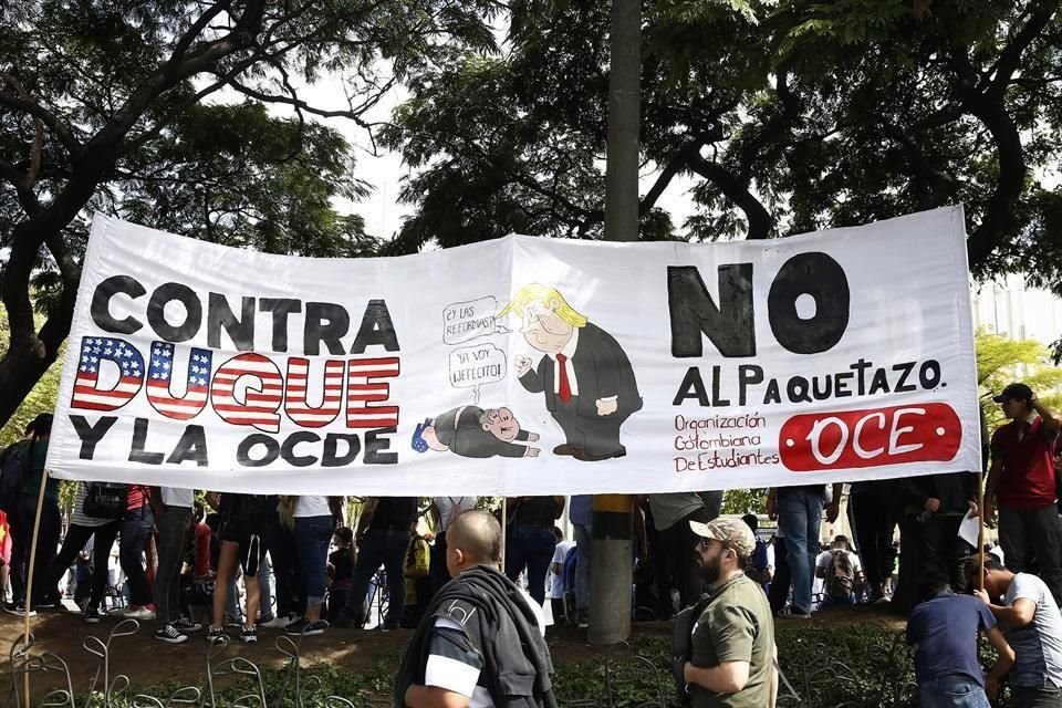 Miles de personas protestan durante el paro nacional este jueves, en Medellín.