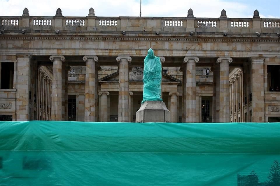 Estructuras como la estatua de Simón Bolívar en Bogotá fueron cubiertas con plástico.