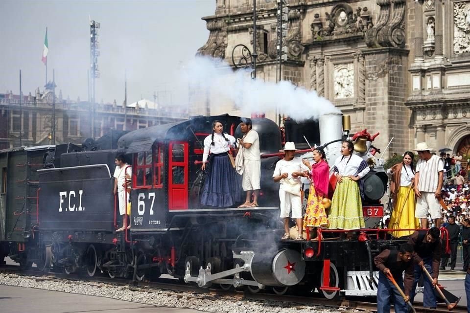 Una de las representaciones históricas realizadas ayer en la plancha del Zócalo capitalino.