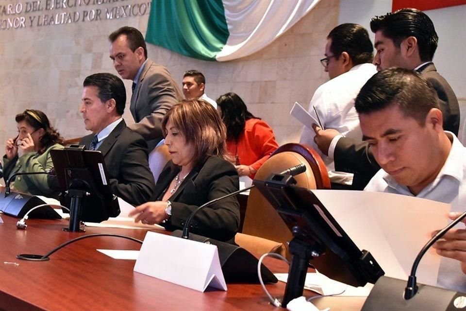 El recinto legislativo aprobó con 30 votos a favor el dictamen de Morena para aplaudir las labores políticas que realizó el ex Primer Mandatario, quien está en México en calidad de asilado.