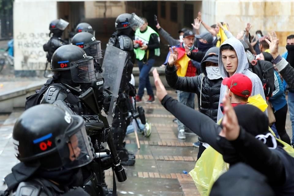 Manifestantes buscaban impedir que la Policía se enfrentara con los encapuchados.