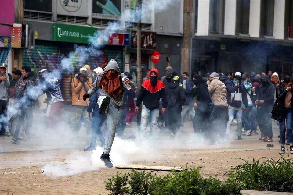 Ante disturbios durante protestas, Alcalde de Bogotá, Colombia, decretó toque de queda para los barrios de Bosa, Kennedía y Ciudad Bolivar.