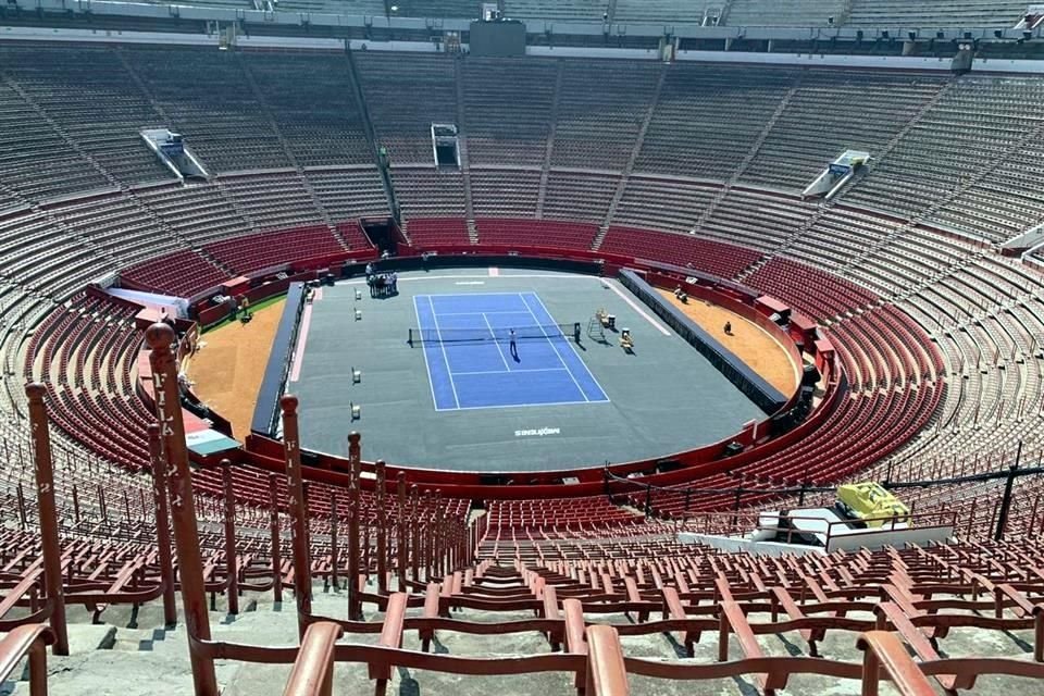 Así luce la Plaza México con la cancha de tenis donde mañana Federer y Zverev tendrán un juego de exhibición.
