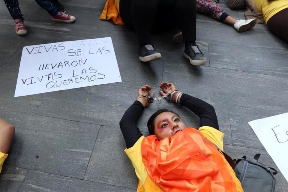 mujeres vestidas de amarillo conmemoraron el Día Internacional de la Erradicación contra la Violencia hacia las Mujeres.