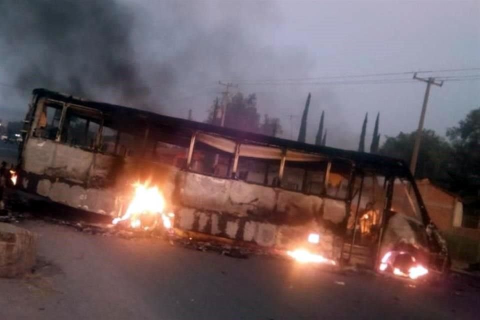 El miércoles miembros del crimen organizado bloquearon con camiones incendiados la vía Juventino Rosas-Celaya, mismos que fueron quitados por las autoridades.