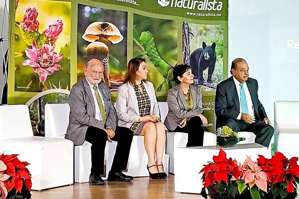 El titular de Conabio, José Sarukhán (Izq.), asistió a la sexta celebración de NaturaLista, acompañado de Marina Robles, titular de Sedema, Karla Peregrino, del Conacyt, y el empresario Carlos Slim.