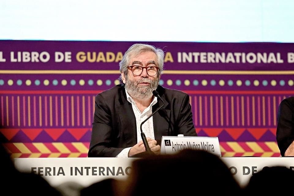 El español Antonio Muñoz Molina inauguró ayer en la FIL de Guadalajara el ciclo 'Mil Jóvenes con...'.