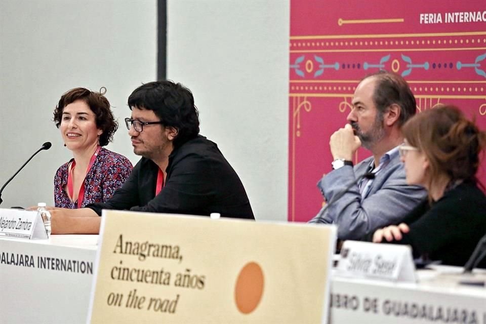 Guadalupe Nettel, Alejandro Zamba, Juan Villoro y Silvia Sesé festejaron en la FIL de Guadalajara los 50 años del sello editorial.