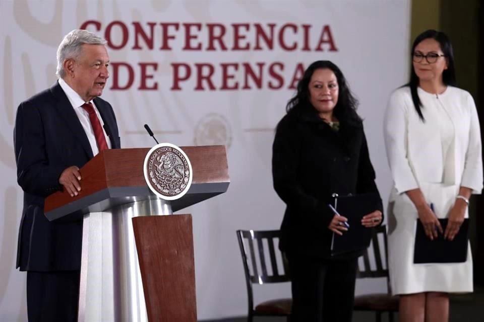 El Presidente López Obrador, la Secretaria de Bienestar, María Luisa Albores, y la subsecretaria Ariadna Montiel.