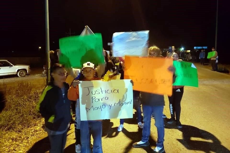 Entre la noche del lunes y la madrugada del martes, familiares y habitantes de Janos protestaron en la carretera federal en el crucero de Janos, que se dirige a Nuevo Casas Grandes y Sonora.