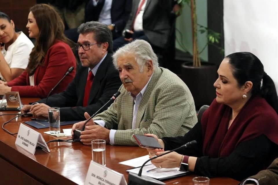 El ex Presidente de Uruguay visitó el Senado de la República.