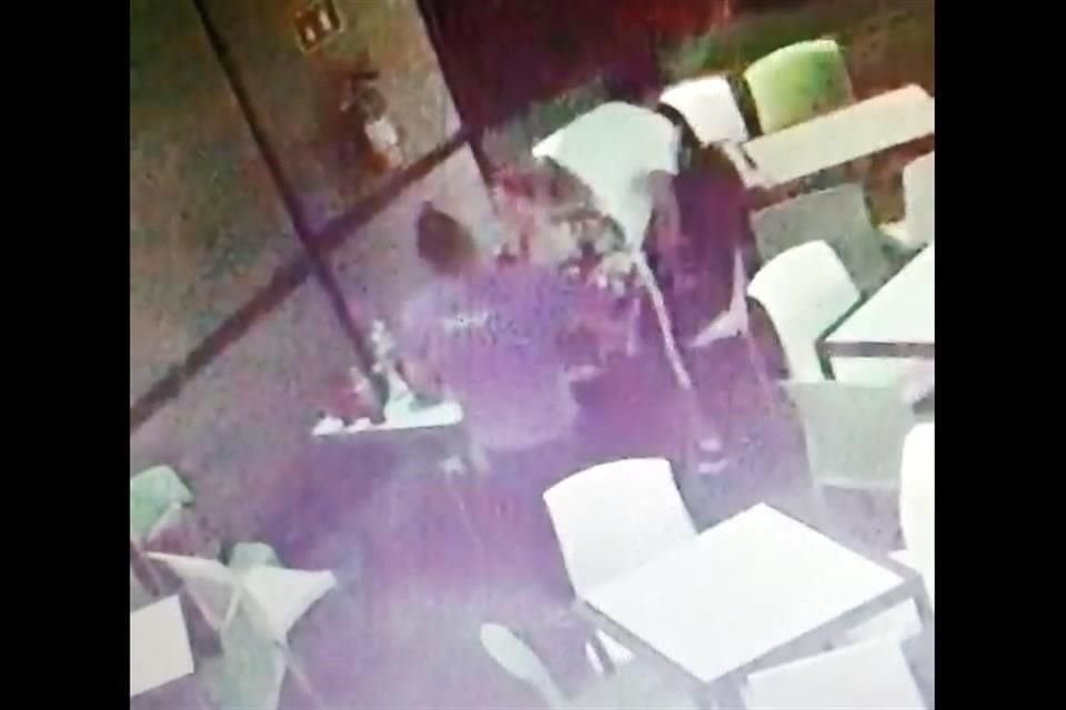 En un video se muestra a Karen Espíndola en un bar con otra persona, donde presuntamente estuvo desde las 16:00 horas, hasta las 2:30 horas del día de hoy