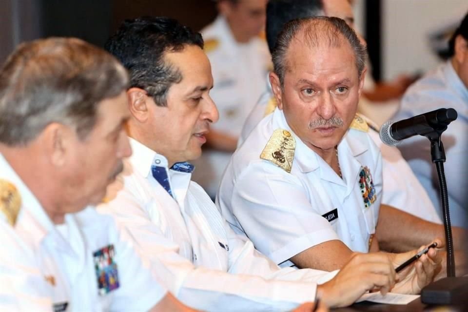 El Almirante Rafael Ojeda con el Gobernador Carlos Joaquín.