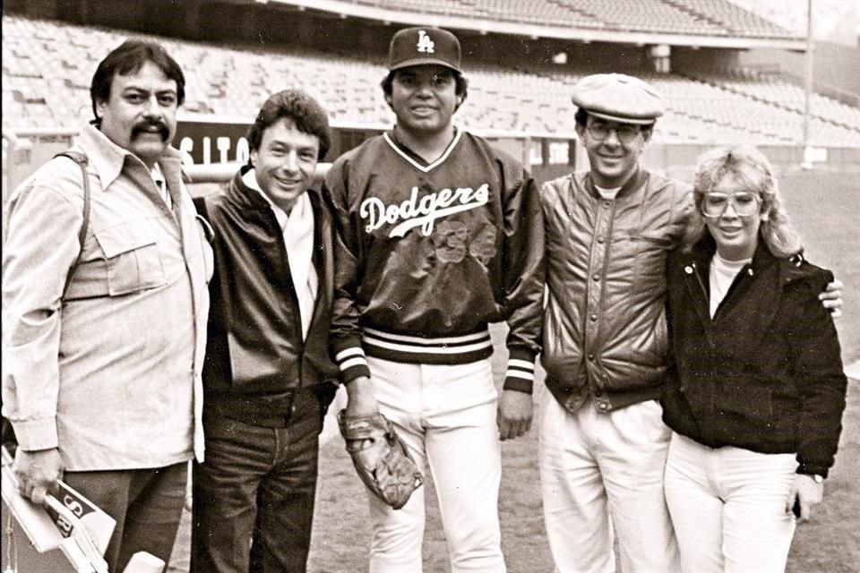 En los 80 en el estadio de los Dodgers junto a César Costa, Fernando Valenzuela, Humberto Navarro y Jenny Lindan.