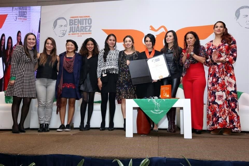 La organización feminista 'Equis. Justicia para las Mujeres' recibió la medalla 'Benito Juárez'.