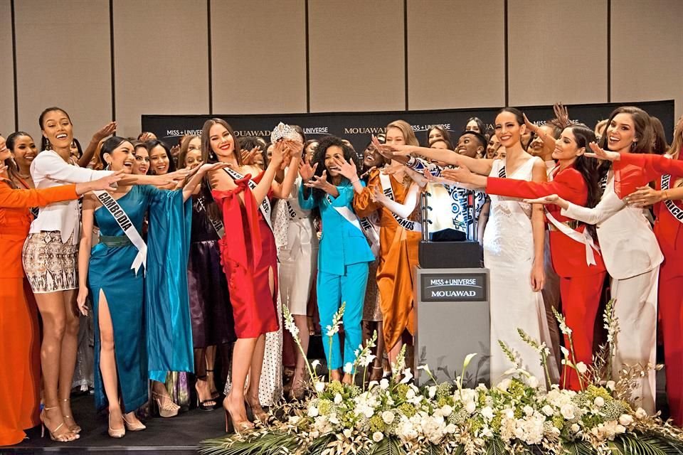 La Miss Universo 2018, Catriona Gray, y las aspirantes al título posaron con la joya de 5 millones de dólares.
