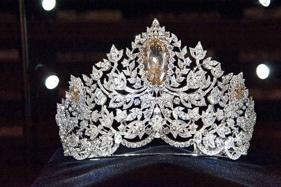 La corona fue realizada por la casa joyera libanesa Mouawad.