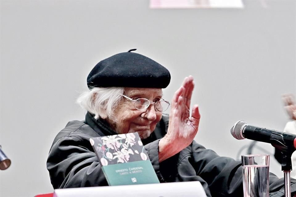 El poeta, quien cumplirá 95 años en 2020, presentó anoche en la Librería Rosario Castellanos, su poemario Canto a México.