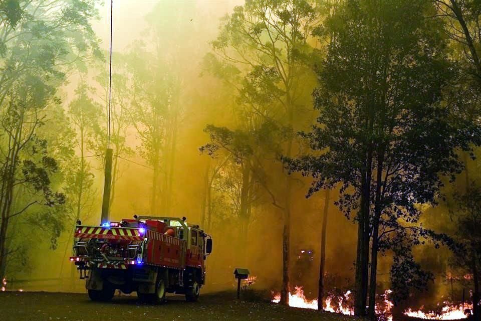La ciudad australiana Sidney se cubrió de una espesa capa de humo naranja provocada por los incendios que afectan la región.