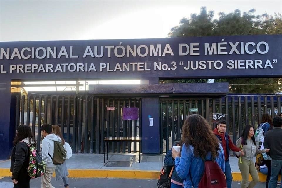 En reclamo de que autoridades universitarias no han cumplido con acciones contra el acoso en el plantel, un grupo de encapuchadas tomaron la Preparatoria numero 3 'Justo Sierra', de la UNAM.