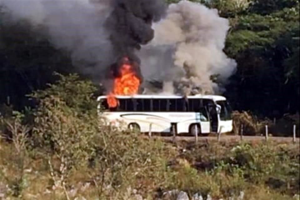 Un transporte público fue incendiado, sin que haya víctimas.
