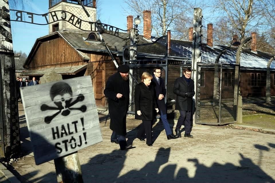 Tras 14 años en el poder, Canciller alemana, Angela Merkel, visitó por primera vez campo nazi de Auschwitz y prometió luchar contra racismo.