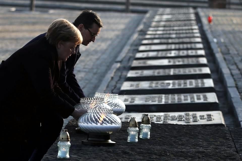 Merkel y el Premier polaco colocaron velas en el Monumento a las Víctimas.