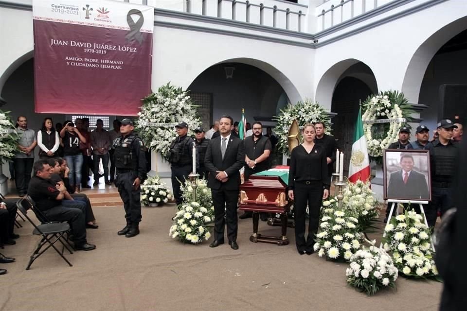 El homenaje con cuerpo presente, al que asistió el Edil Antonio Villalobos, su gabinete y policías municipales, se lleva a cabo en el Museo de la Ciudad.
