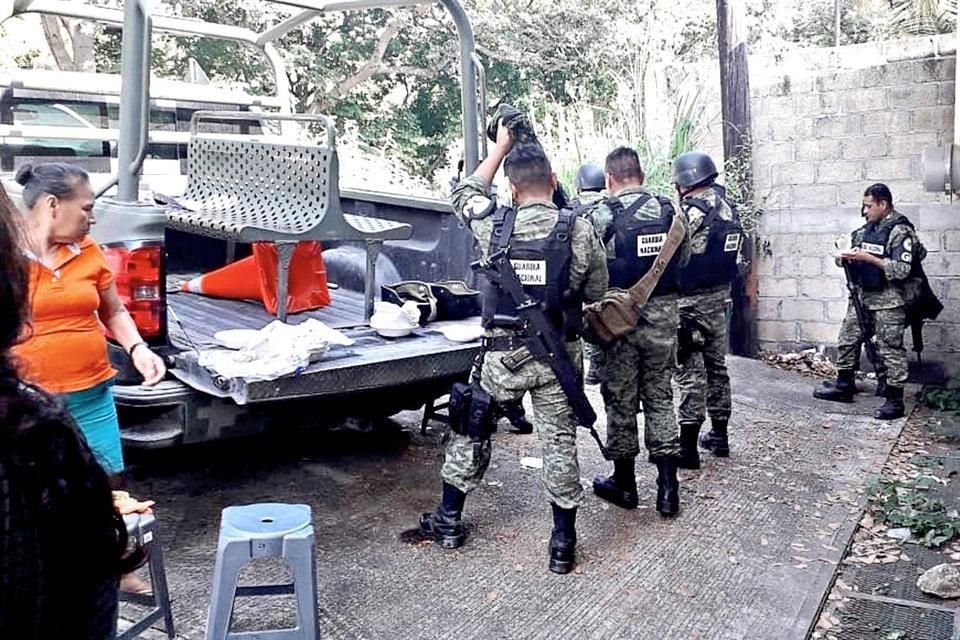 Desde el jueves, 16 agentes de la GN están retenidos por hombres armados, en Tecoanapa, Guerrero, para exigir la liberación de 10 personas.