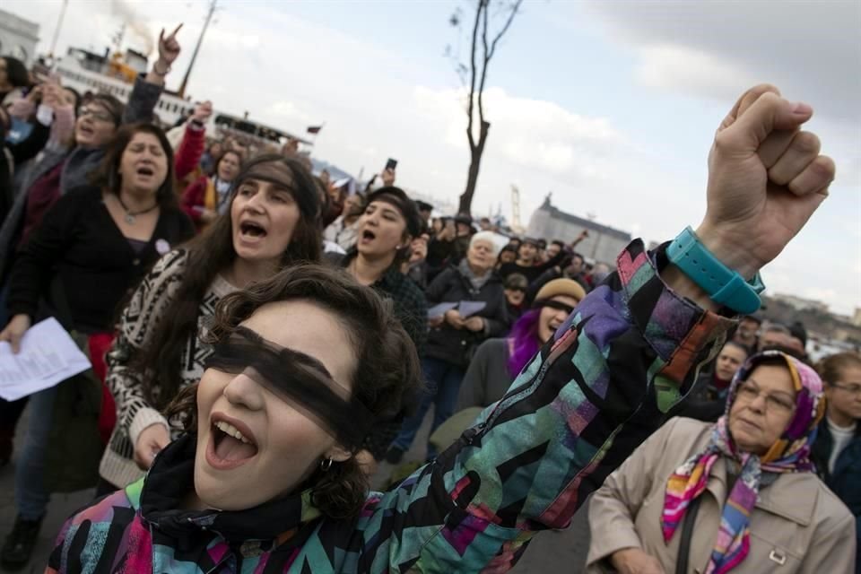 Aproximadamente 300 mujeres se reunieron en el barrio de Kadiköy, en el lado asiático de Estambul, para emular el performance del grupo chileno LasTesis, himno contra la violencia machista.