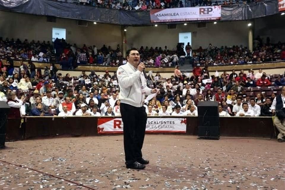 Fernando González en la asamblea celebrada en el Palenque de la Feria de San Marcos.