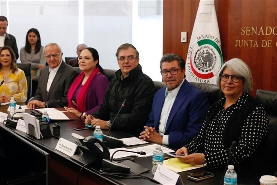 De izquierda a derecha, el subsecretario Seade, la senadora Fernández, el Canciller Ebrard, el senador Monreal y la Secretaria Márquez.