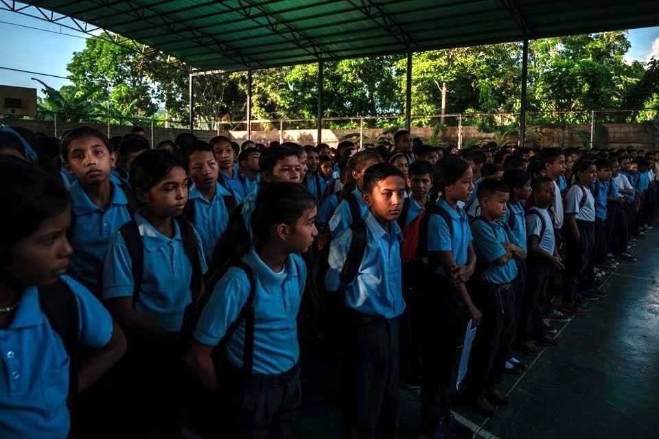 Algunos niños no irán a la escuela al menos que sepan que hay comida allí. Alumnos en el Liceo Augusto D'Aubeterre, en Boca de Uchire.