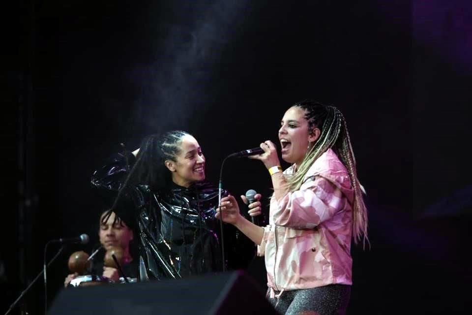 Ximbo invitó al escenario a la cantante urugaya Alika.