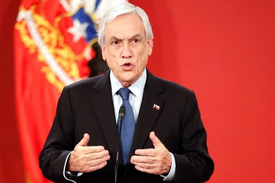 El Presidente de Chile, Sebastian Piñera, ofrece una rueda de prensa en el marco del Día de los Derechos Humanos este martes, en el Palacio de La Moneda, en Santiago, Chile.