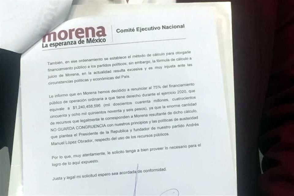 Yeidckol Polevnsky entregó una carta al presidente del INE para informarle la decisión de Morena.