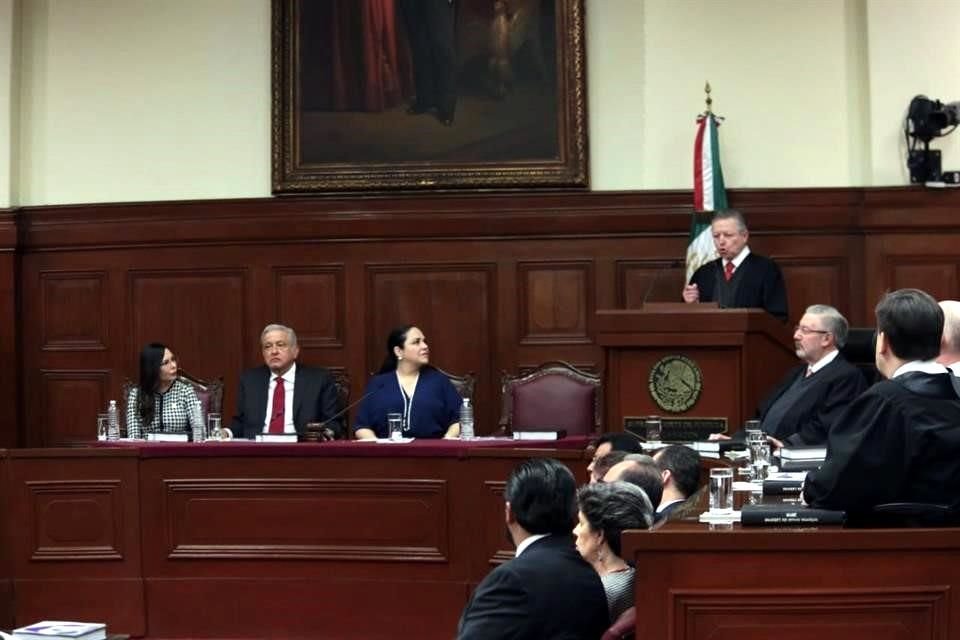 En el informe se encuentran López Obrador y las presidentas del Congreso.