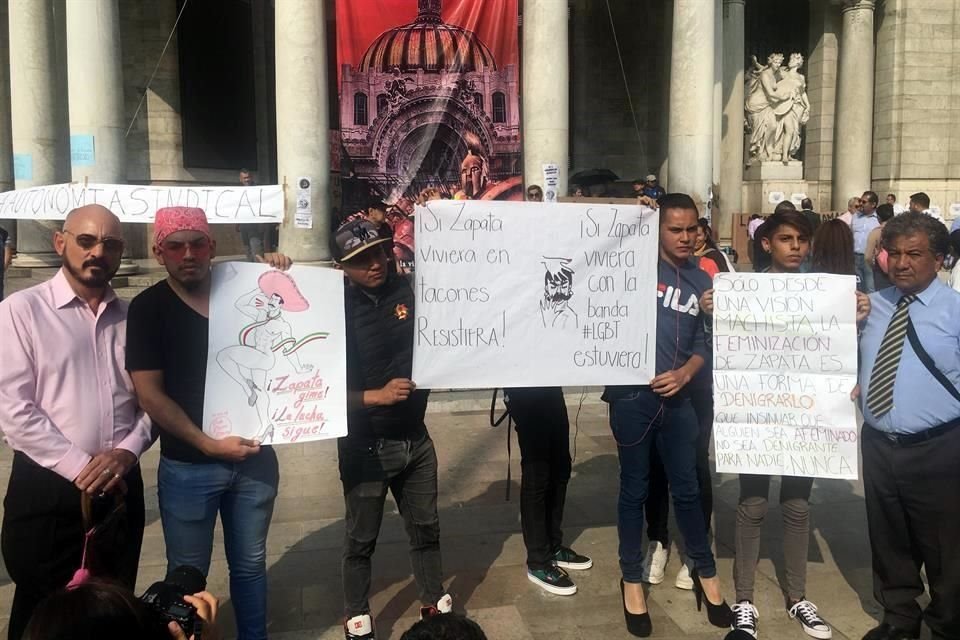 La tarde de ayer, integrantes del Frente Auténtico Campesino tomaron el Palacio de Bellas Artes demandando que sus autoridades retiren el cuadro de Cháirez.