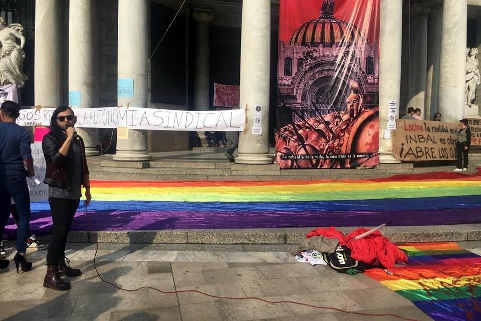 Tras la agresión homofóbica ocurrida ayer en el Palacio de Bellas Artes, activistas de la comunidad LGBT+ arribaron al recinto capitalino para protestar por los hechos de violencia.