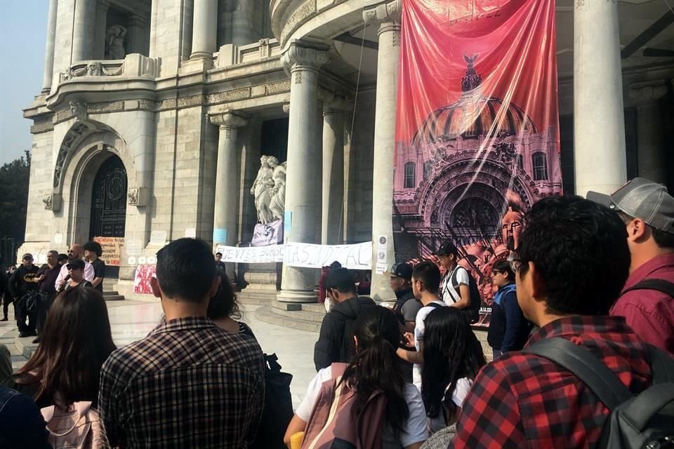 Con pancartas que muestran a la figura de Emiliano Zapata con distintos elementos de la diversidad sexual, los manifestantes refrendan su apoyo al artista Fabián Cháirez.