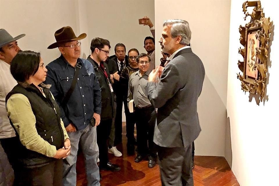 El director del Museo del Palacio de Bellas Artes, Miguel Fernández Félix, les explicó el concepto curatorial de la muestra. 