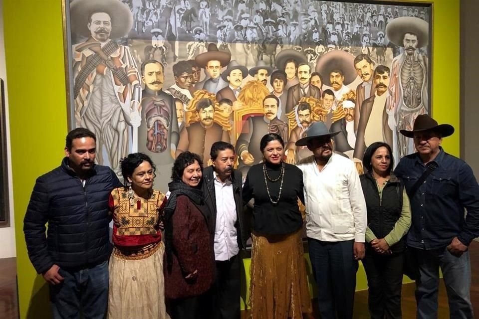 Familiares de Emiliano Zapata recorren la exposición sobre Zapata en Bellas Artes.