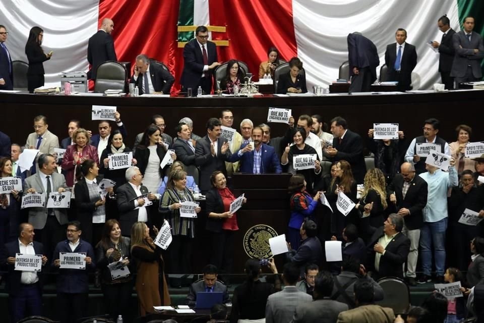 Legisladores de diferentes partidos políticos portaron carteles en donde se leía 'Apoyo total a los productores' y 'Primero los productores'.