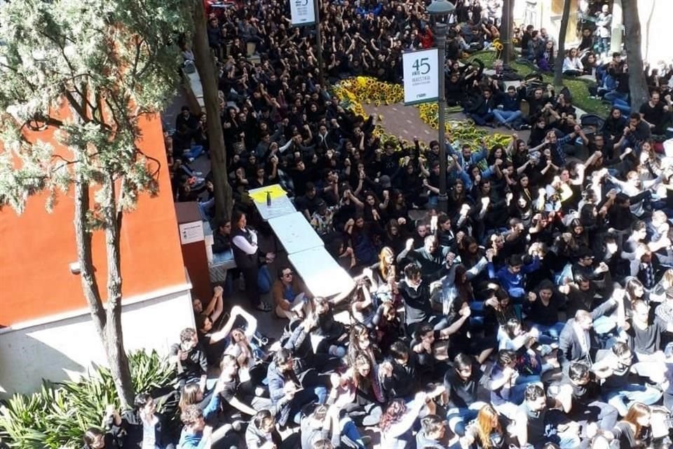 Estudiantes se reúnen en la Plaza Roja de la institución en memoria de Fernanda Michua, cuya causa de muerte se presume fue suicidio.