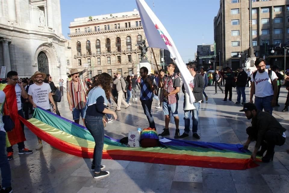 Los asistentes desplegaron banderas de arcoíris en la explanada de Bellas Artes.
