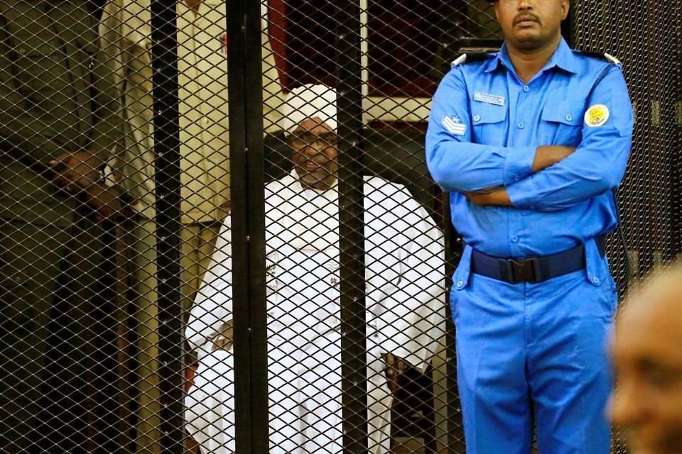 El ex presidente sudanés Omar al-Bashir, fue condenado a dos años de prisión por cargos de corrupción y tráfico de divisas.