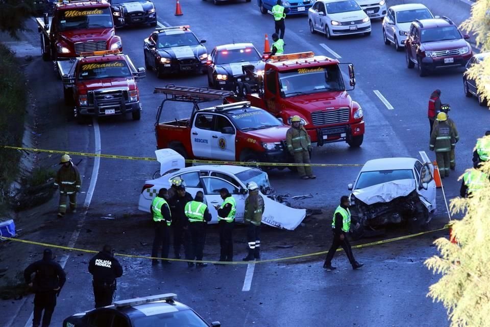 En el accidente estuvieron involucrados los conductores de un taxi con cromática de Toluca y un Volkswagen Jetta blanco.